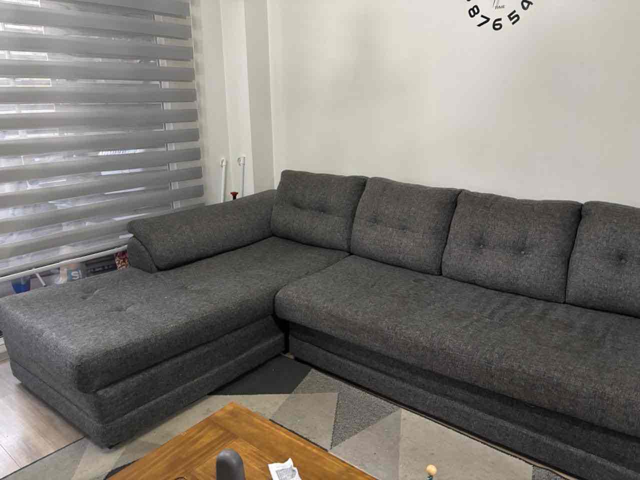 Sofá seccional gris amplio - miniatura 1