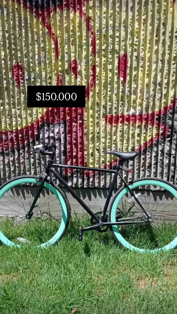 Bicicleta negra con rines verdes - miniatura 2