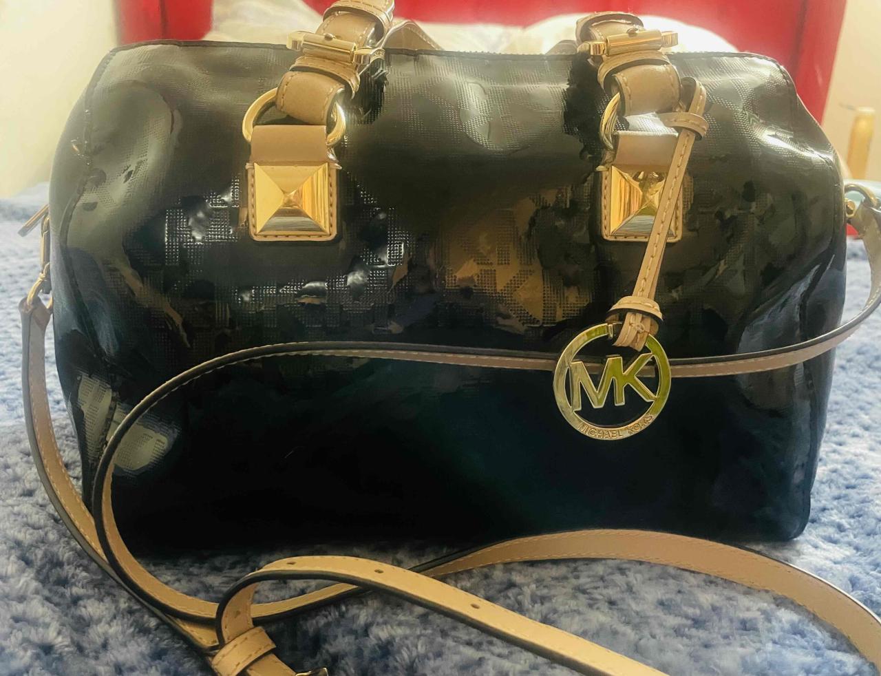 Bolso negro con detalles dorados - miniatura 1