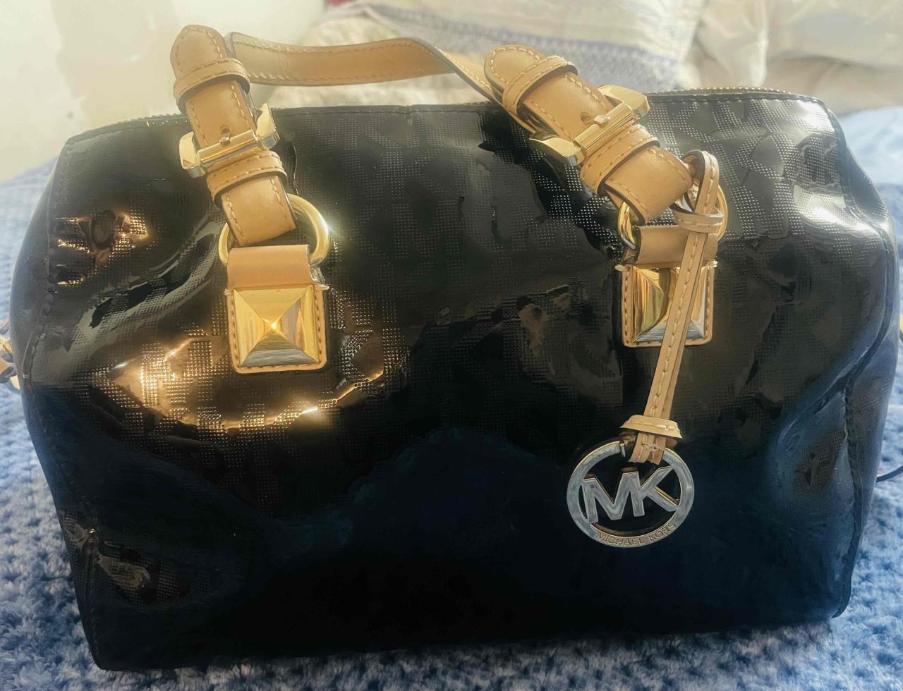 Bolso negro con detalles dorados - miniatura 2