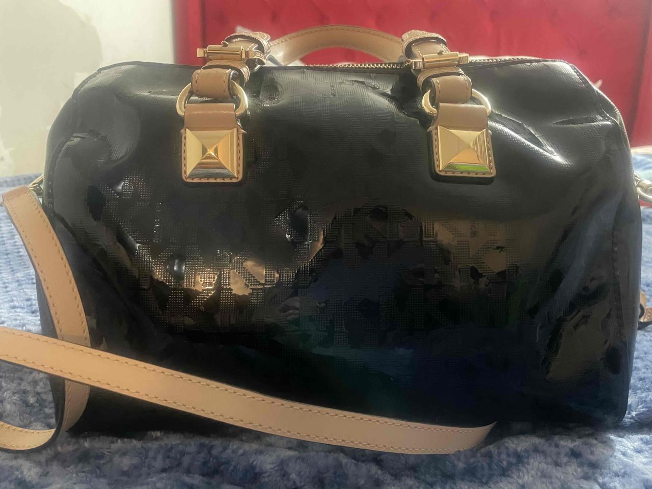 Bolso negro con detalles dorados - miniatura 3
