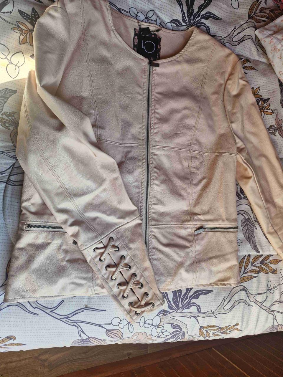 Chaqueta beige con cierre y detalles - miniatura 1