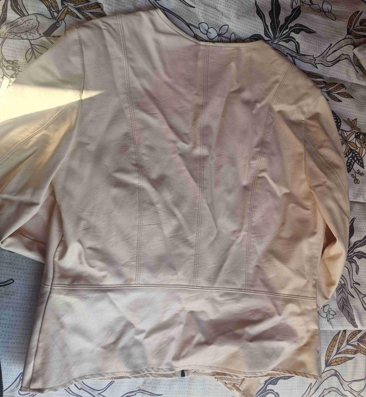 Chaqueta beige con cierre y detalles - miniatura 3