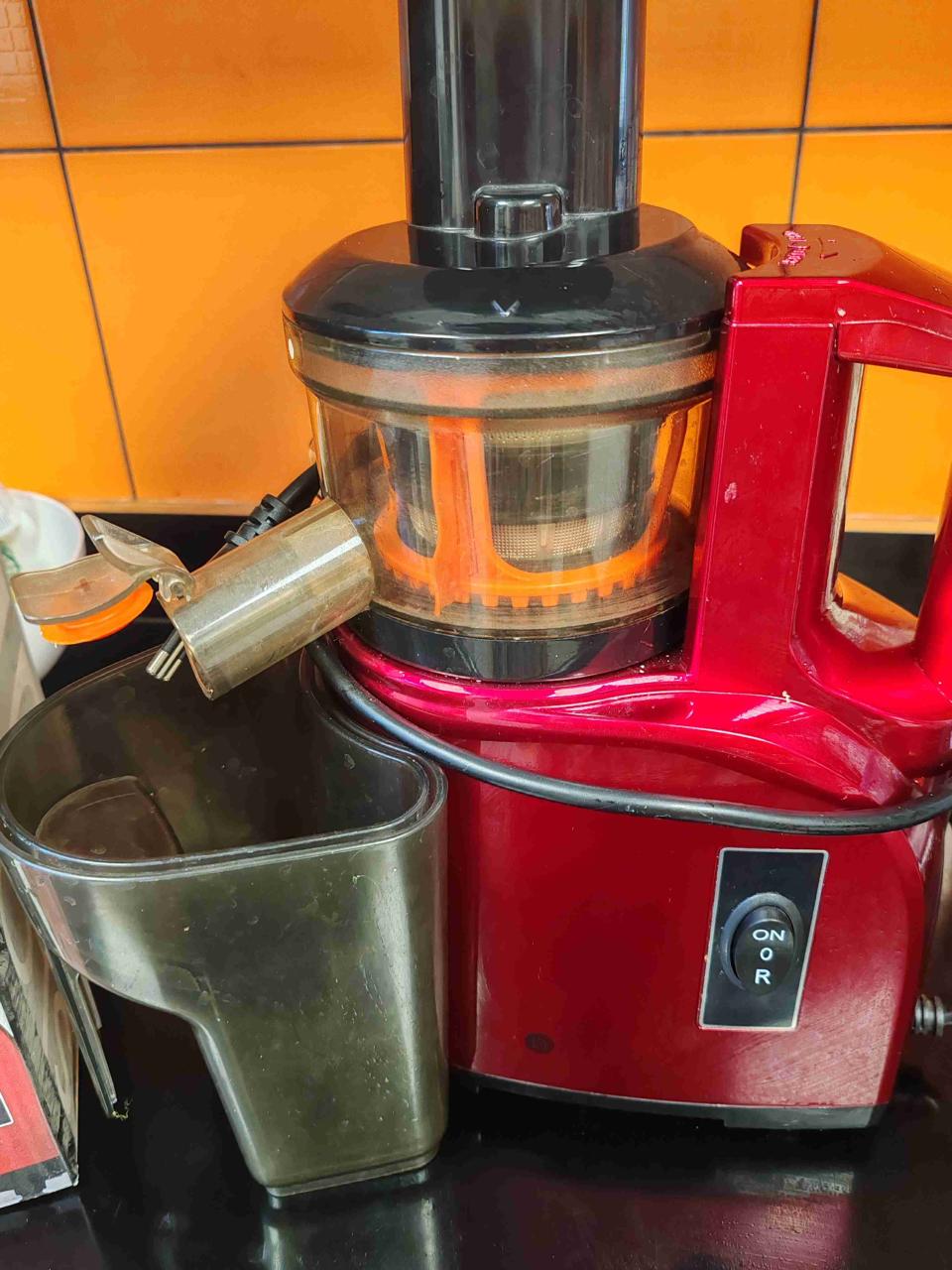 Extractor de jugos rojo - miniatura 1