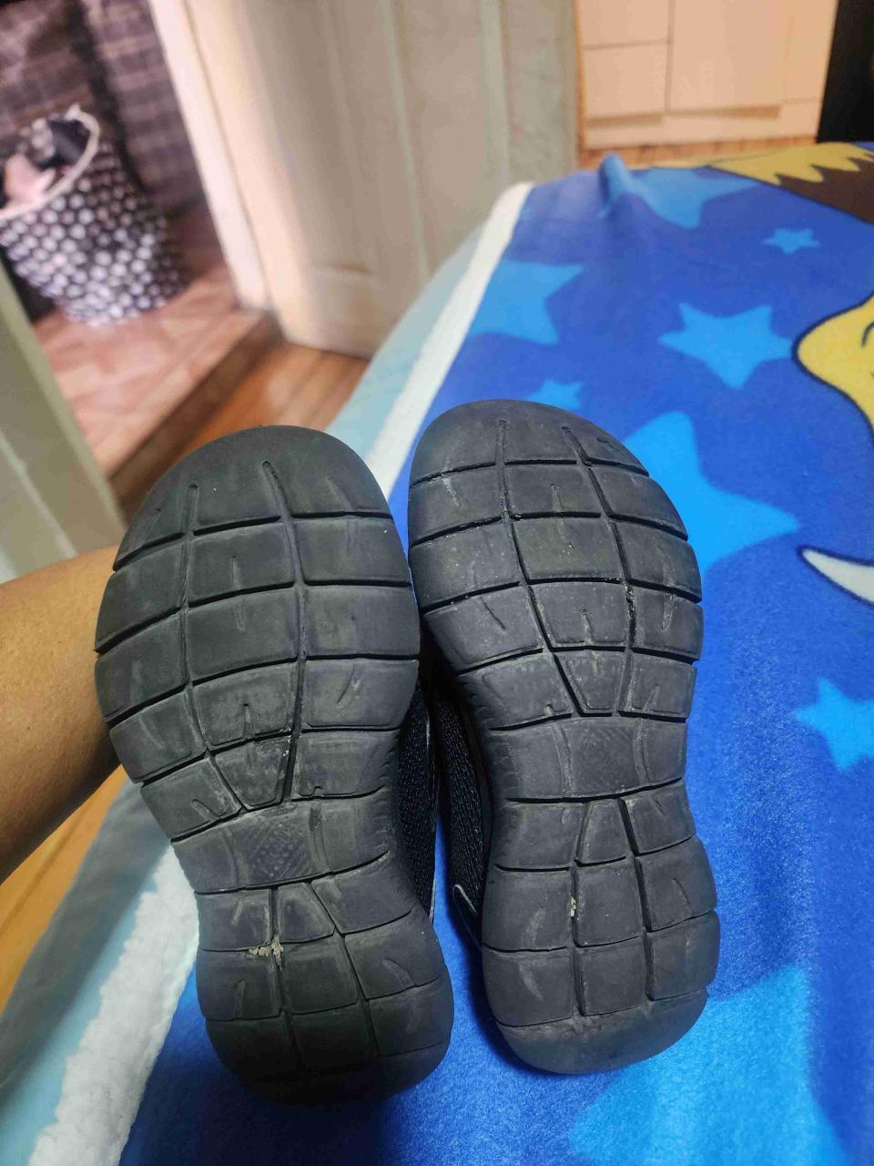 Zapatillas negras para niño - miniatura 4