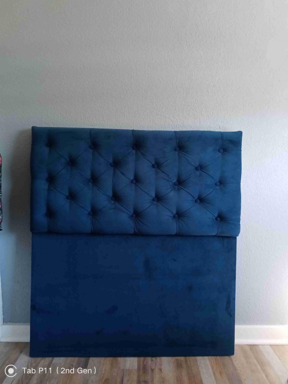 Cabecera de cama azul capitoné