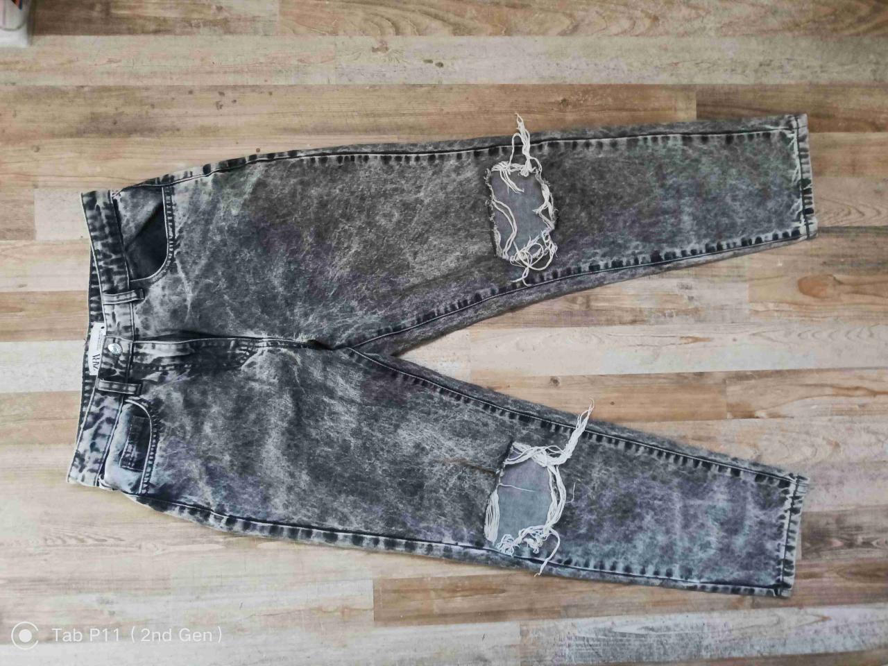 Jeans grises desgastados  marca ZARA