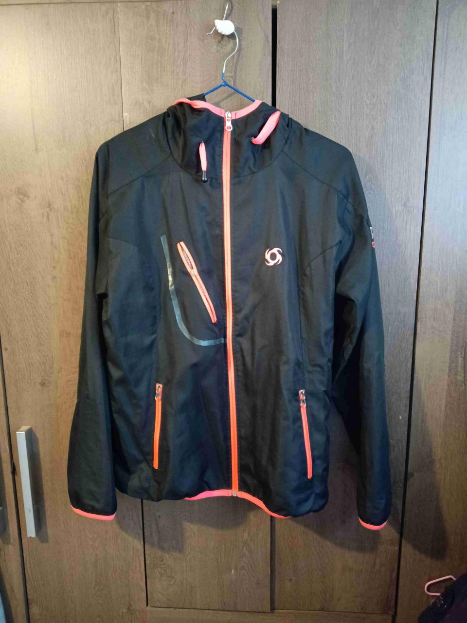 Chaqueta negra con capucha y detalles naranjos - miniatura 1