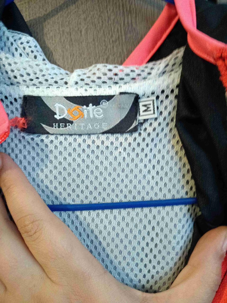 Chaqueta negra con capucha y detalles naranjos - miniatura 2