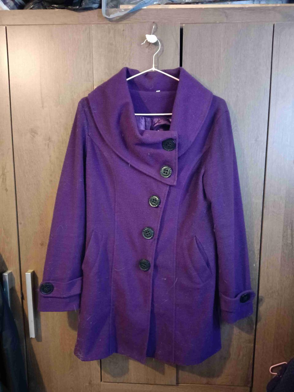 Abrigo morado con botones grandes