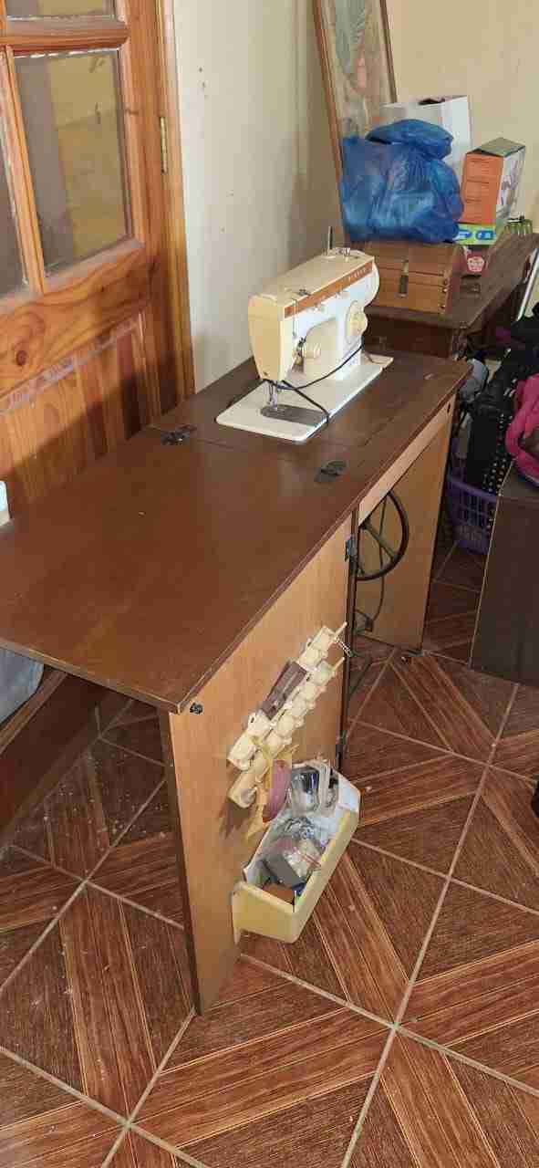 Máquina de coser vintage con mueble - miniatura 2
