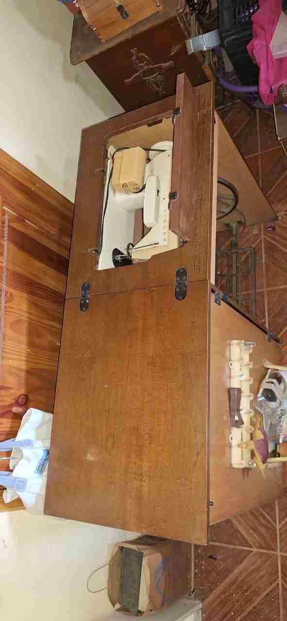 Máquina de coser vintage con mueble - miniatura 3