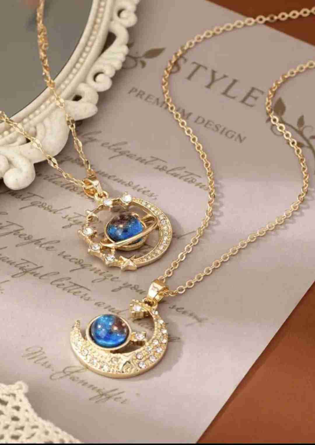 Collar dorado con colgante saturno - miniatura 2
