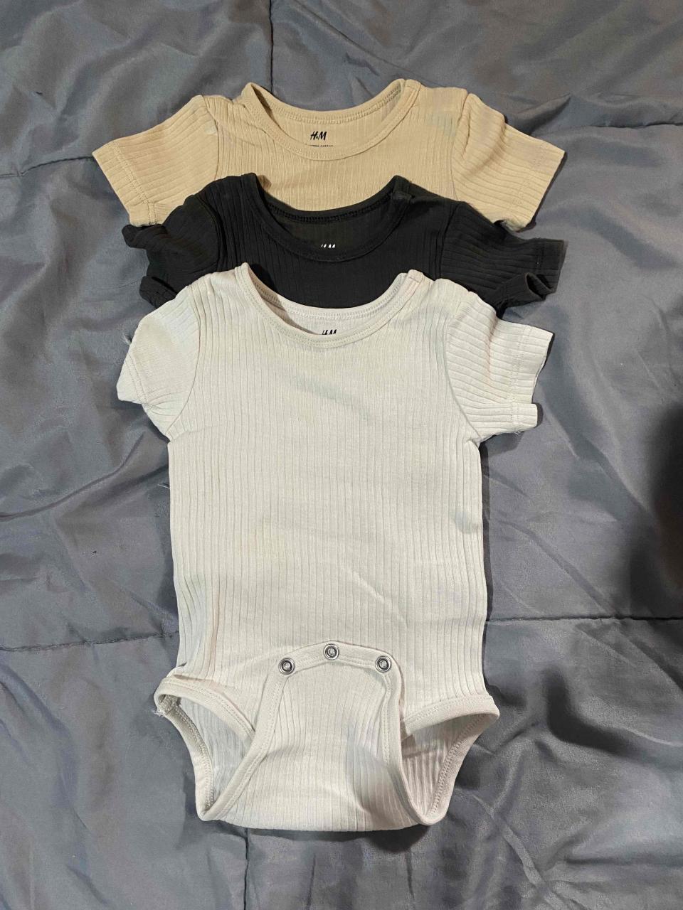 Pack de 3 bodys y pantalones para bebé H&M - miniatura 1