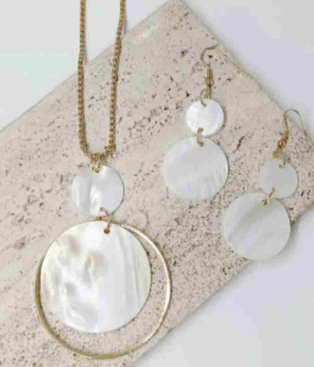 Set de aros y collar dorado - miniatura 2