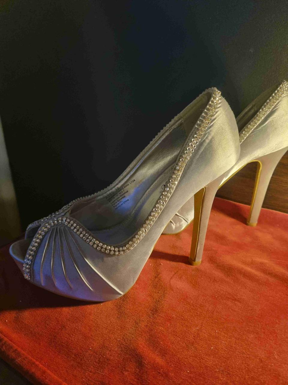 Tacones altos de satén con brillo - miniatura 2