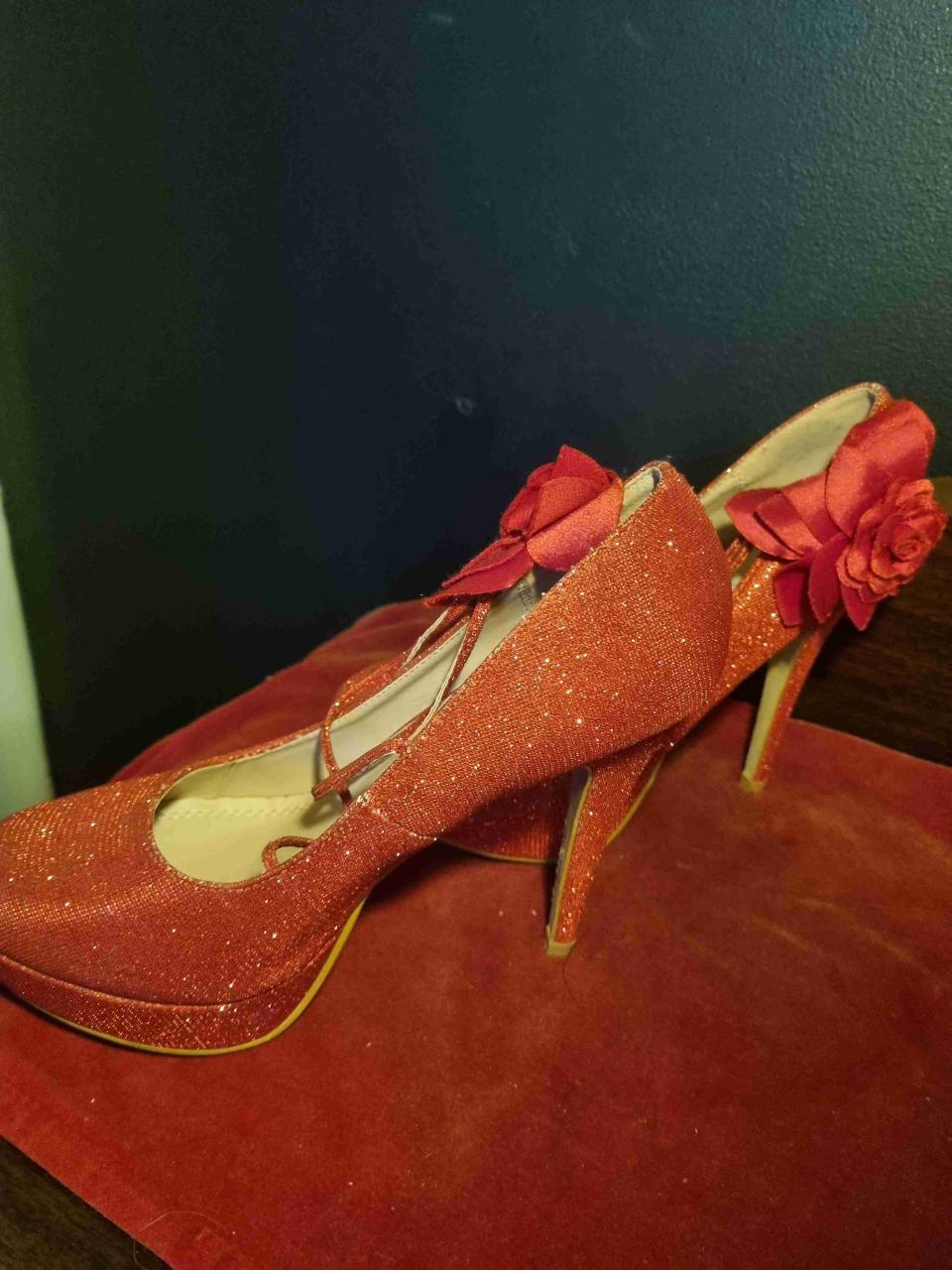 Tacones rojos brillantes - miniatura 2