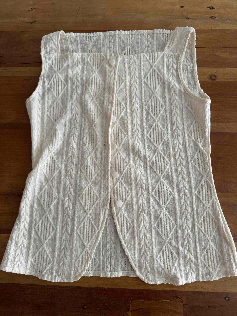 Blusa sin mangas blanca tejida