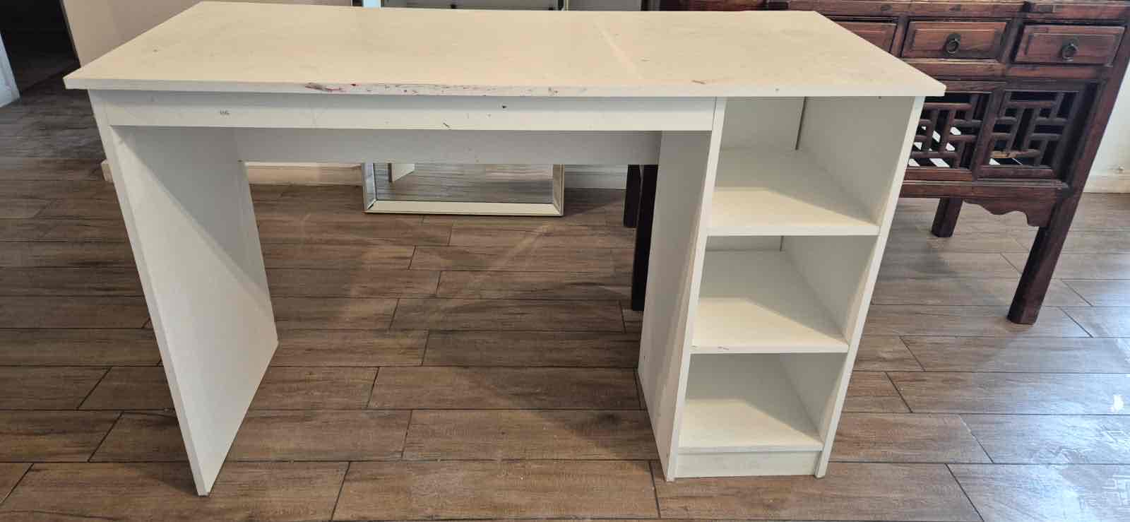 Escritorio blanco con estantes