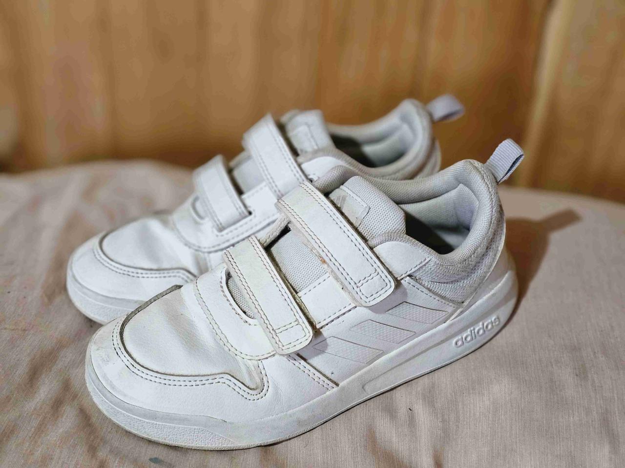 Zapatillas blancas de velcro - miniatura 2