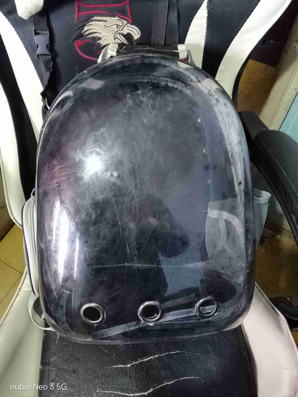 Mochila negra con detalles grises - miniatura 2
