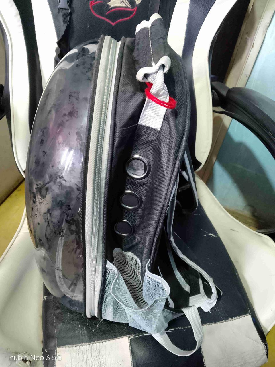 Mochila negra con detalles grises - miniatura 3