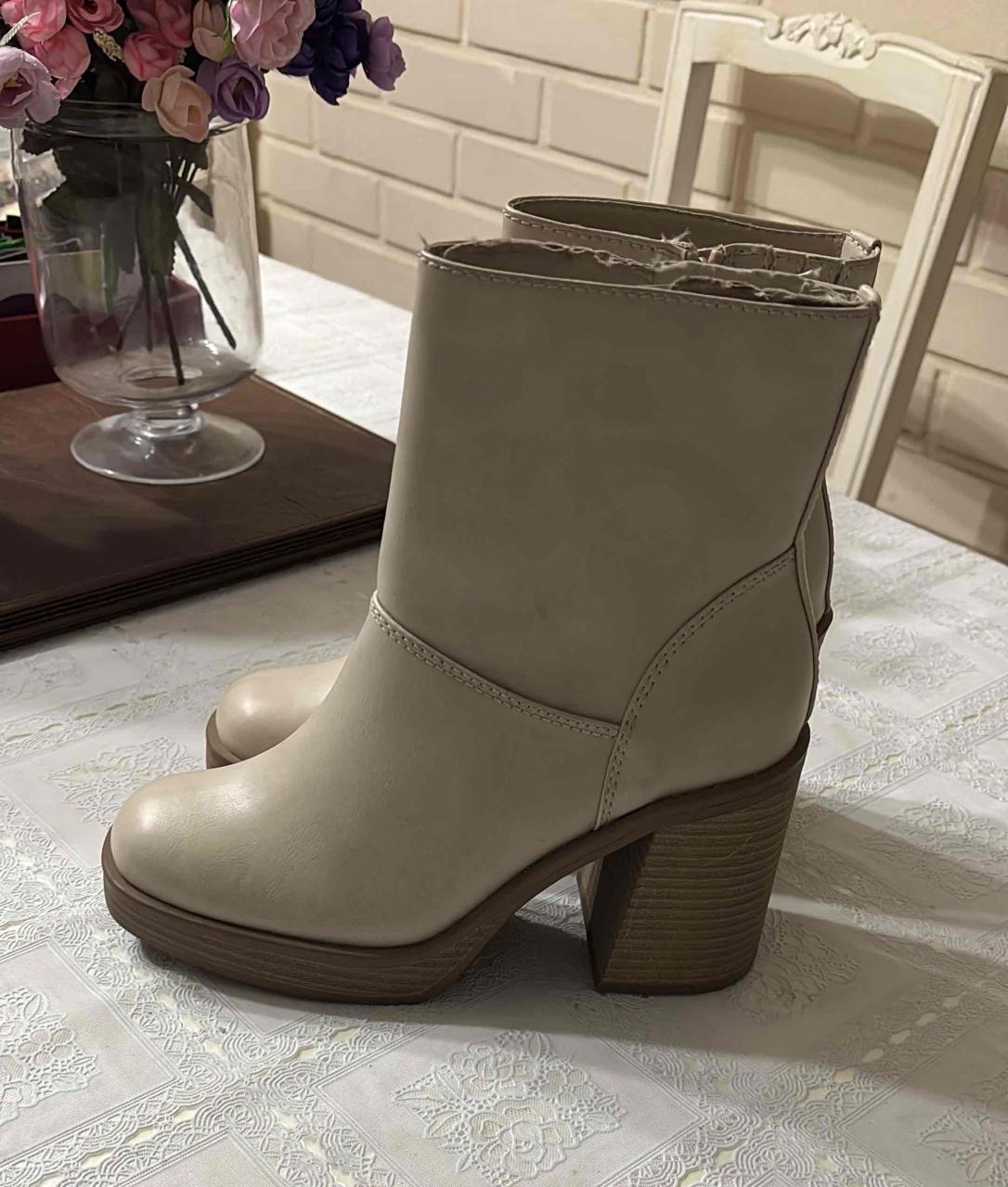 Botines beige con tacón alto - miniatura 2