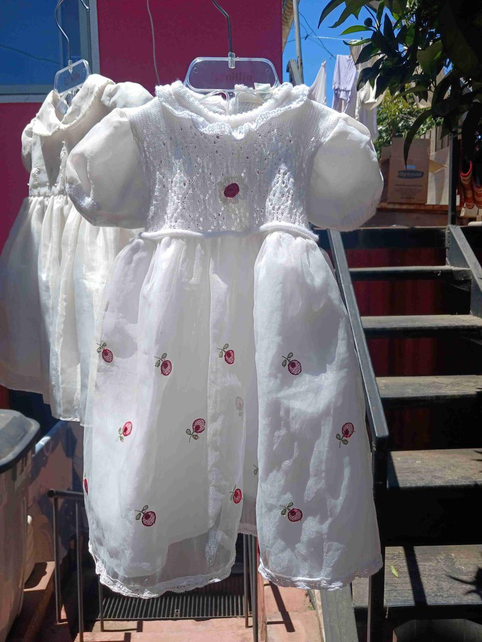 Vestido blanco para bebé - miniatura 2