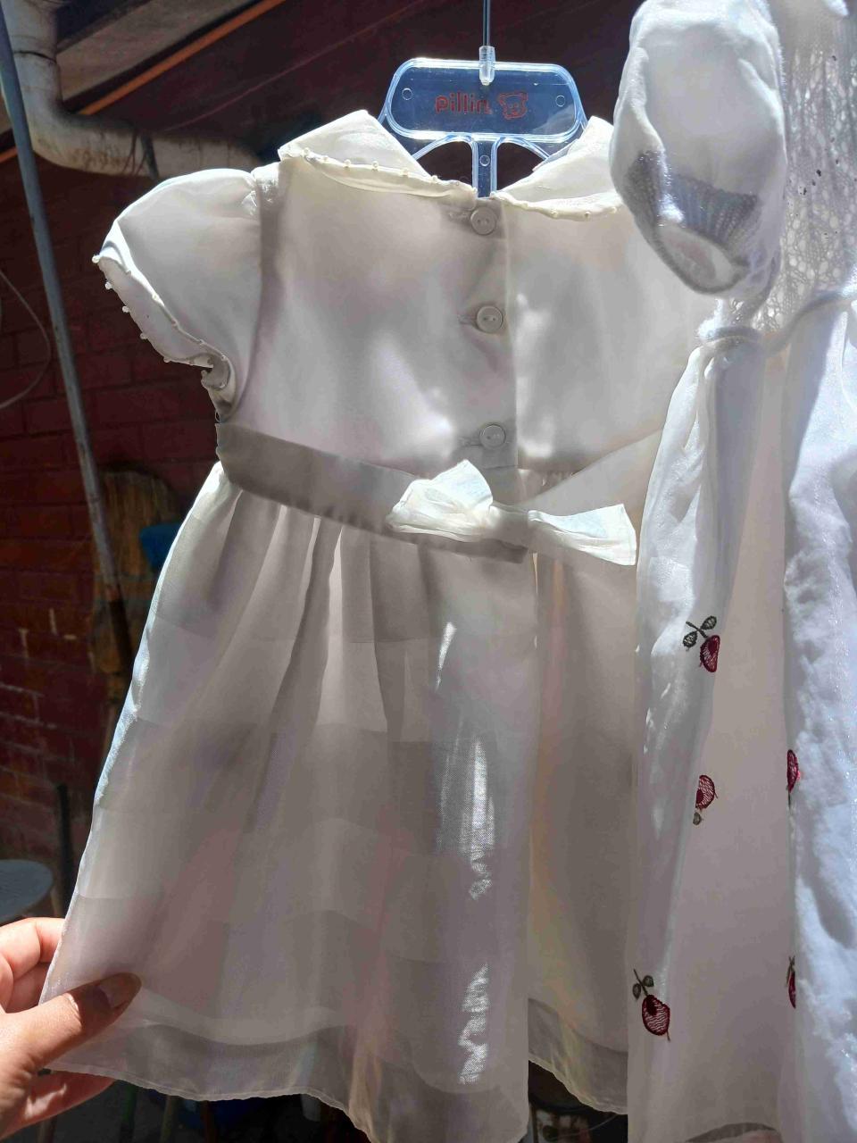 Vestido blanco para bebé - miniatura 4