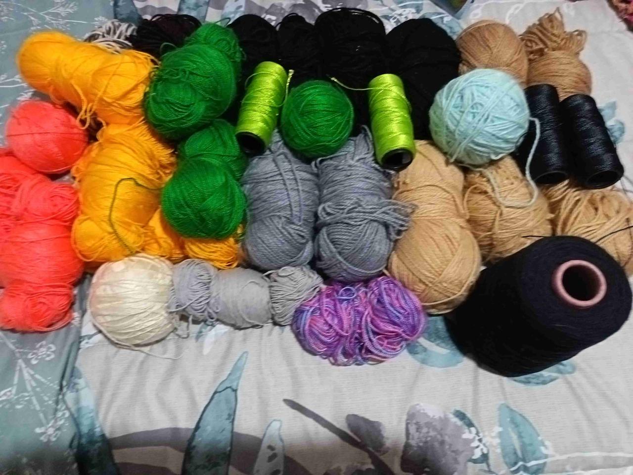 Lote de hilos y lanas de colores