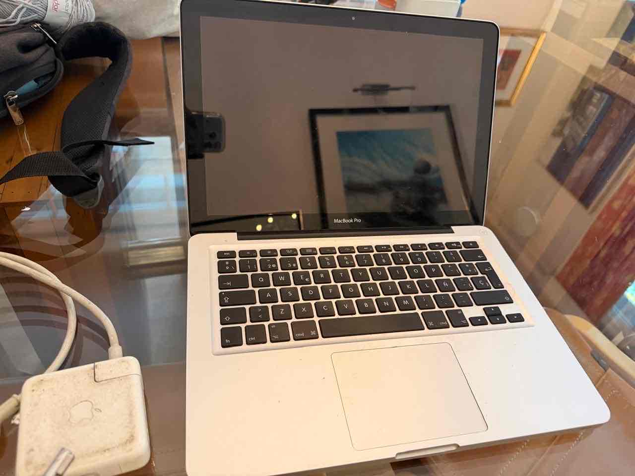 MacBook Pro usado con cargador - miniatura 1