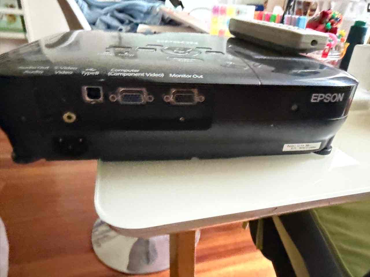 Proyector Epson con control remoto - miniatura 1