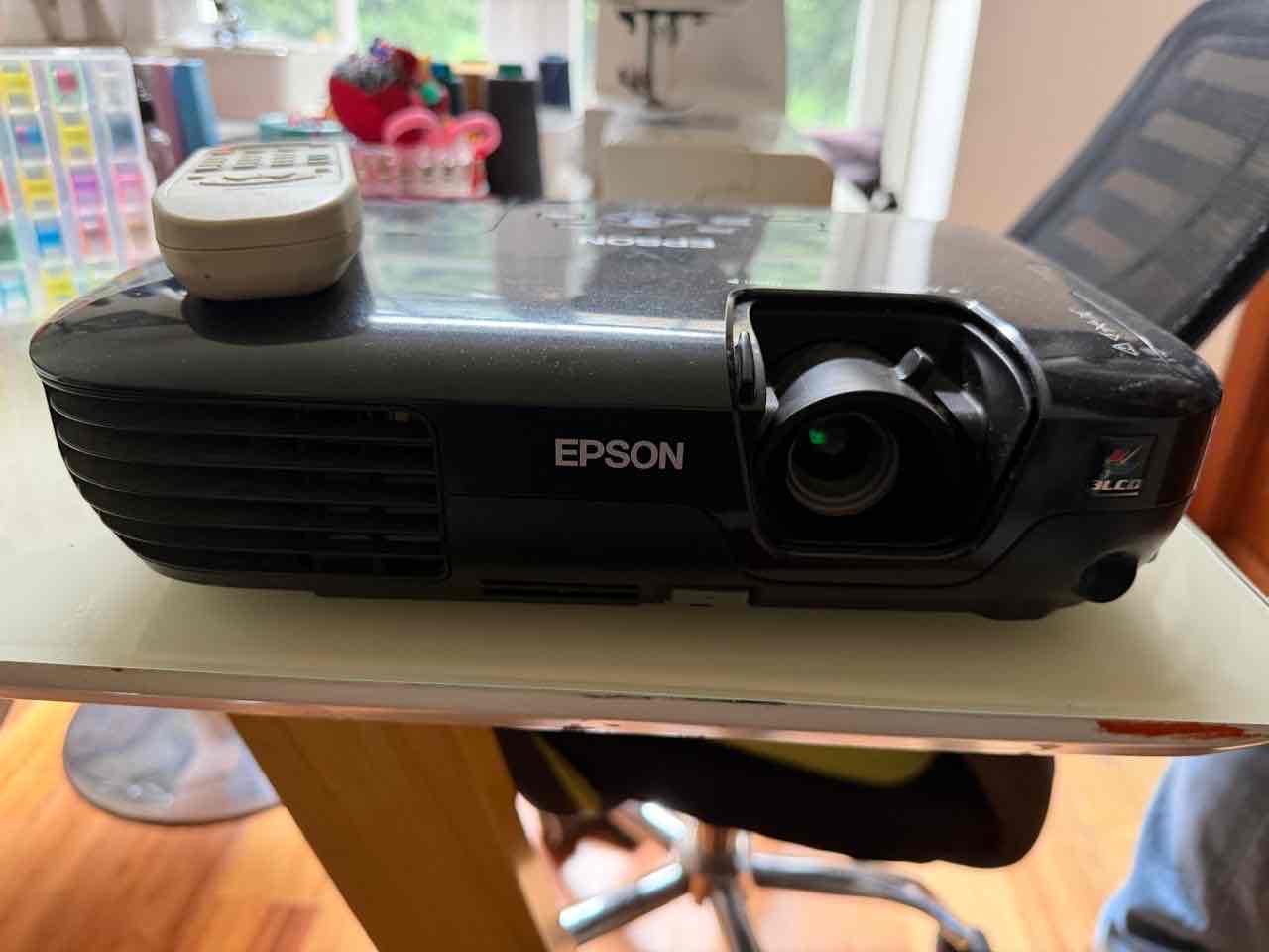 Proyector Epson con control remoto - miniatura 2
