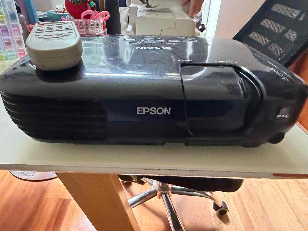 Proyector Epson con control remoto - miniatura 3