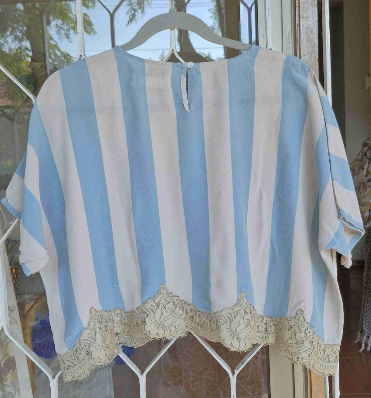 Blusa seda rayada celeste y blanca - miniatura 2