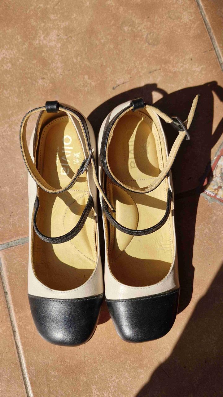 Zapatos de tacón beige y negro - miniatura 2