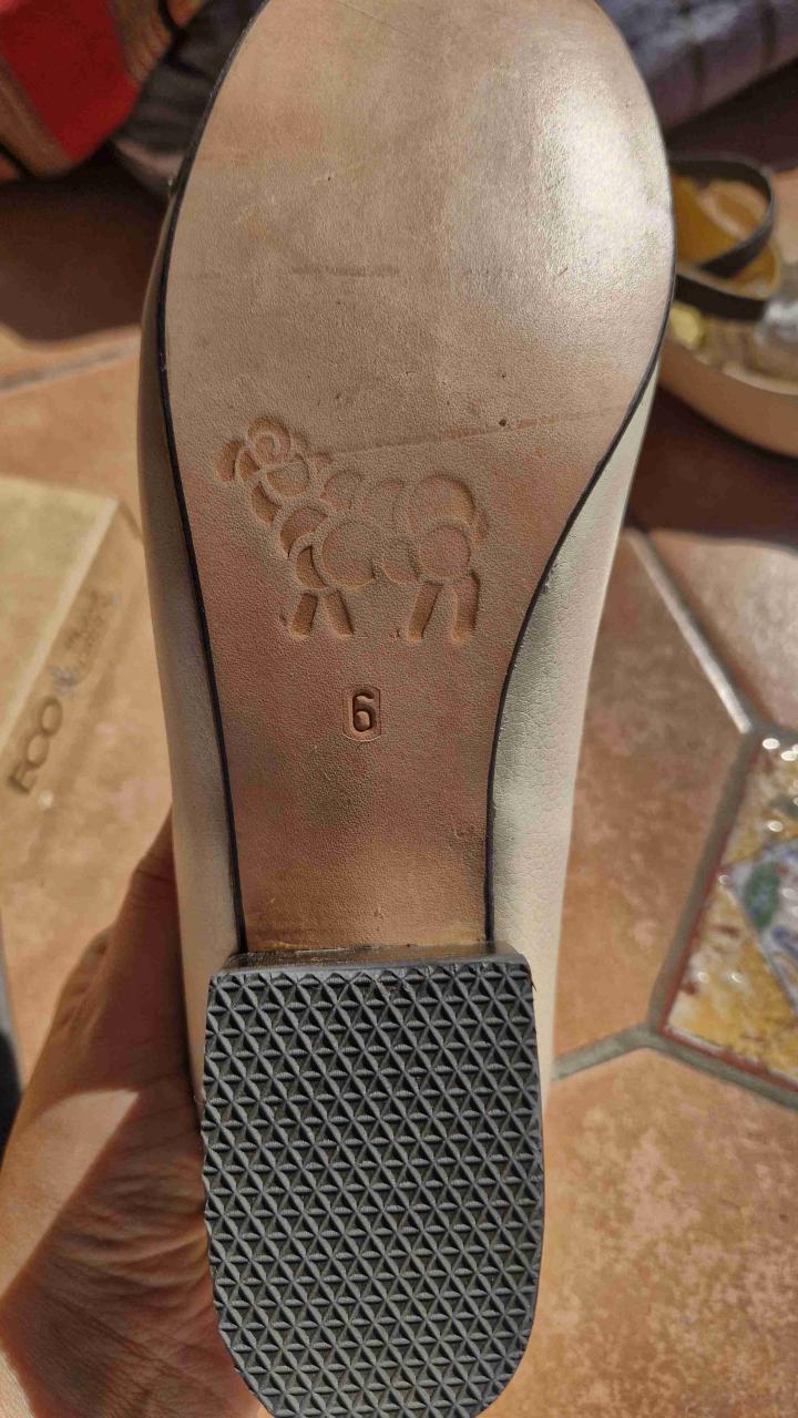 Zapatos de tacón beige y negro - miniatura 3