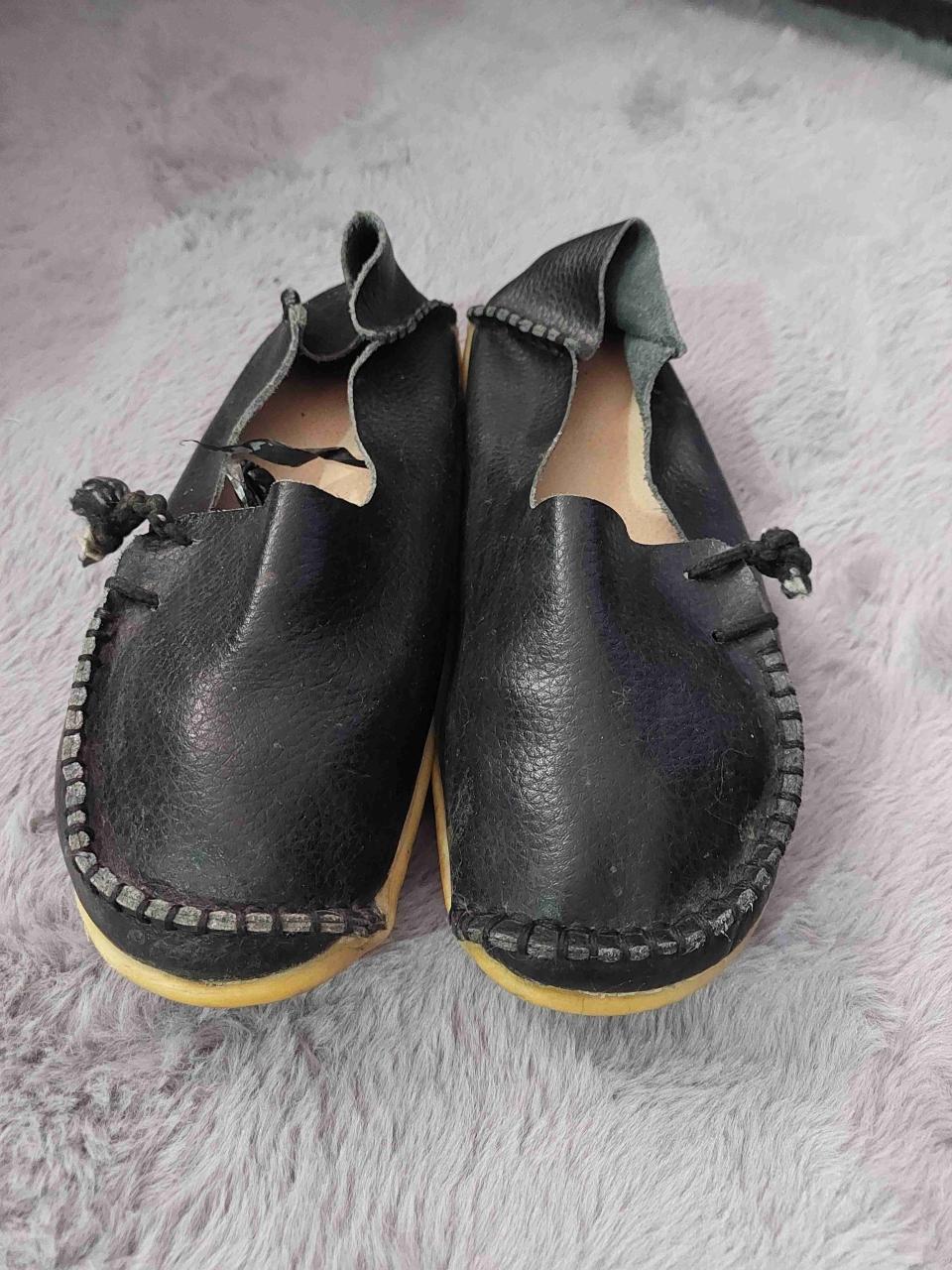 Zapatos artesanales de cuero negro - miniatura 2