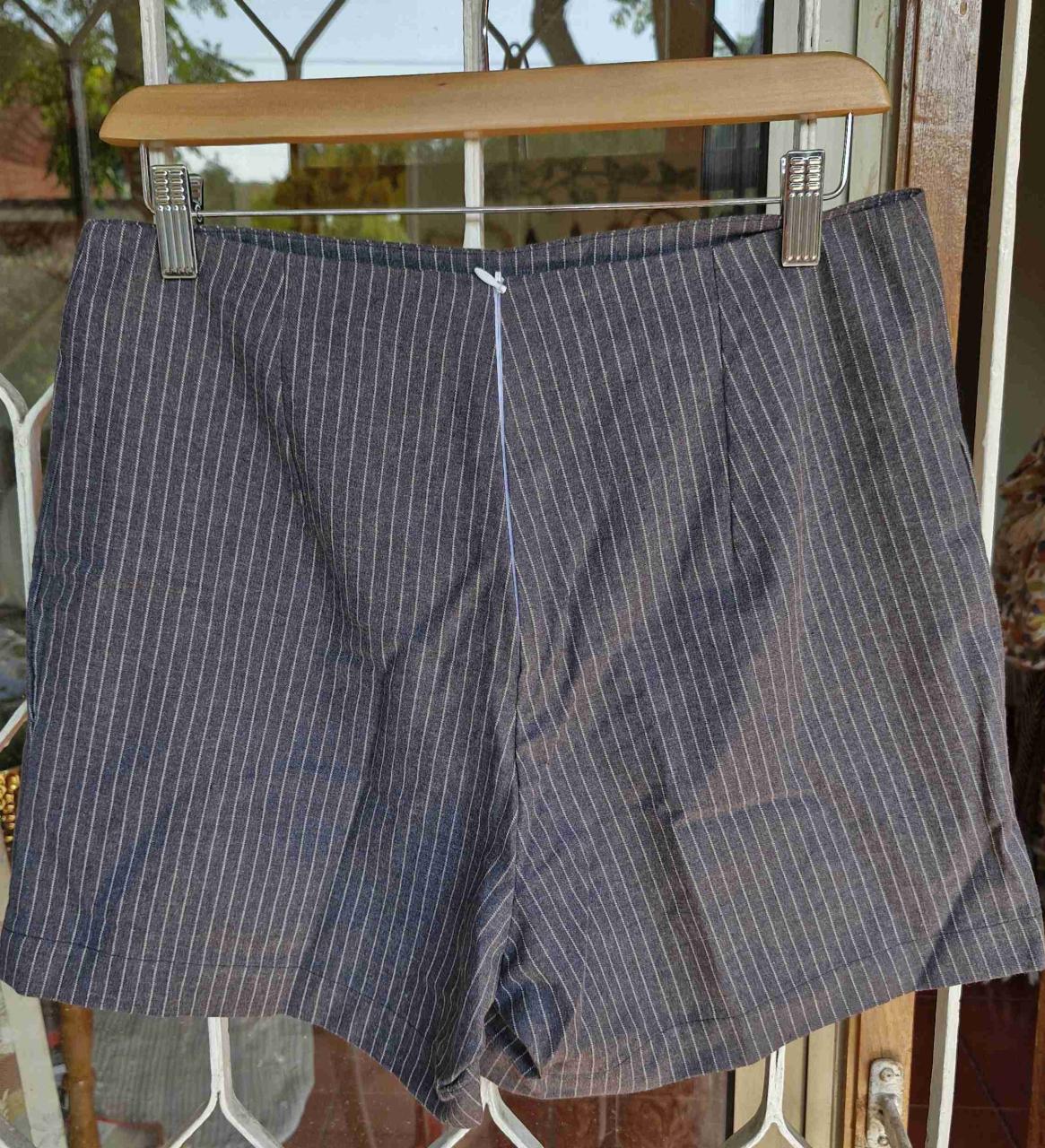 Shorts grises a rayas, diseño nacional - miniatura 2