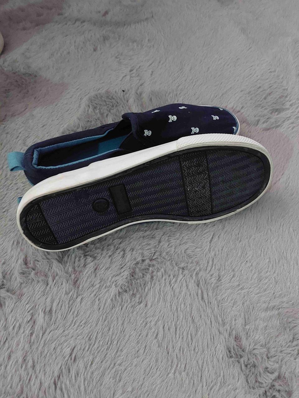 Zapatillas azul marino con calaveras - miniatura 3