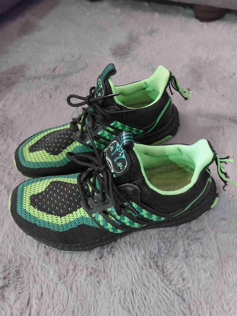 Zapatillas deportivas negras y verdes - miniatura 2
