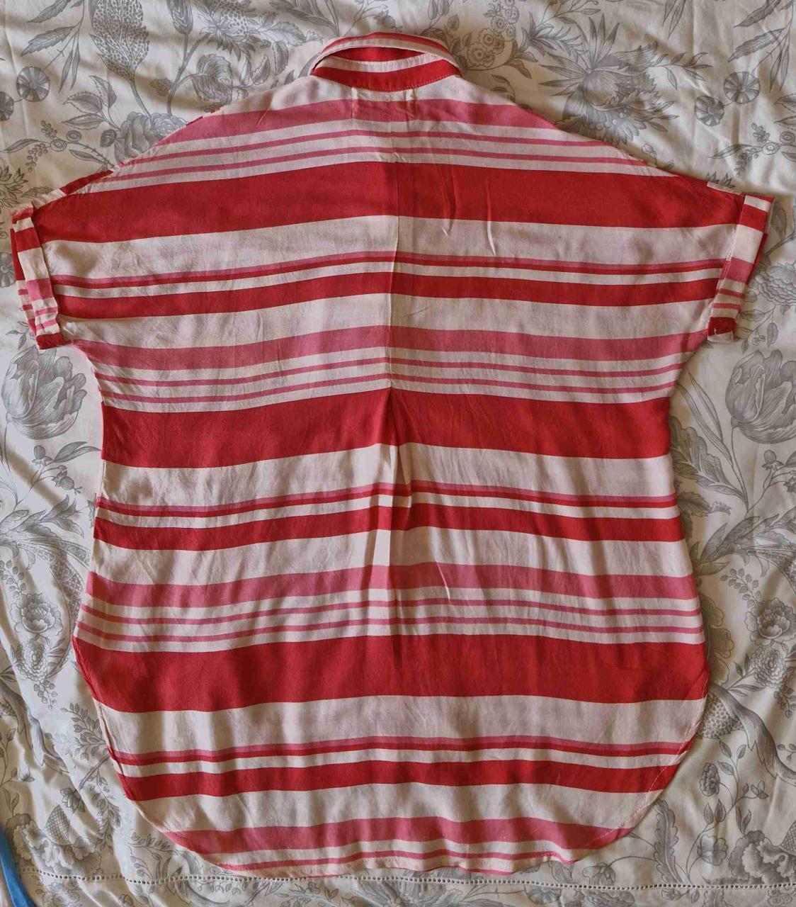 Camisa rayada roja y rosada - miniatura 3