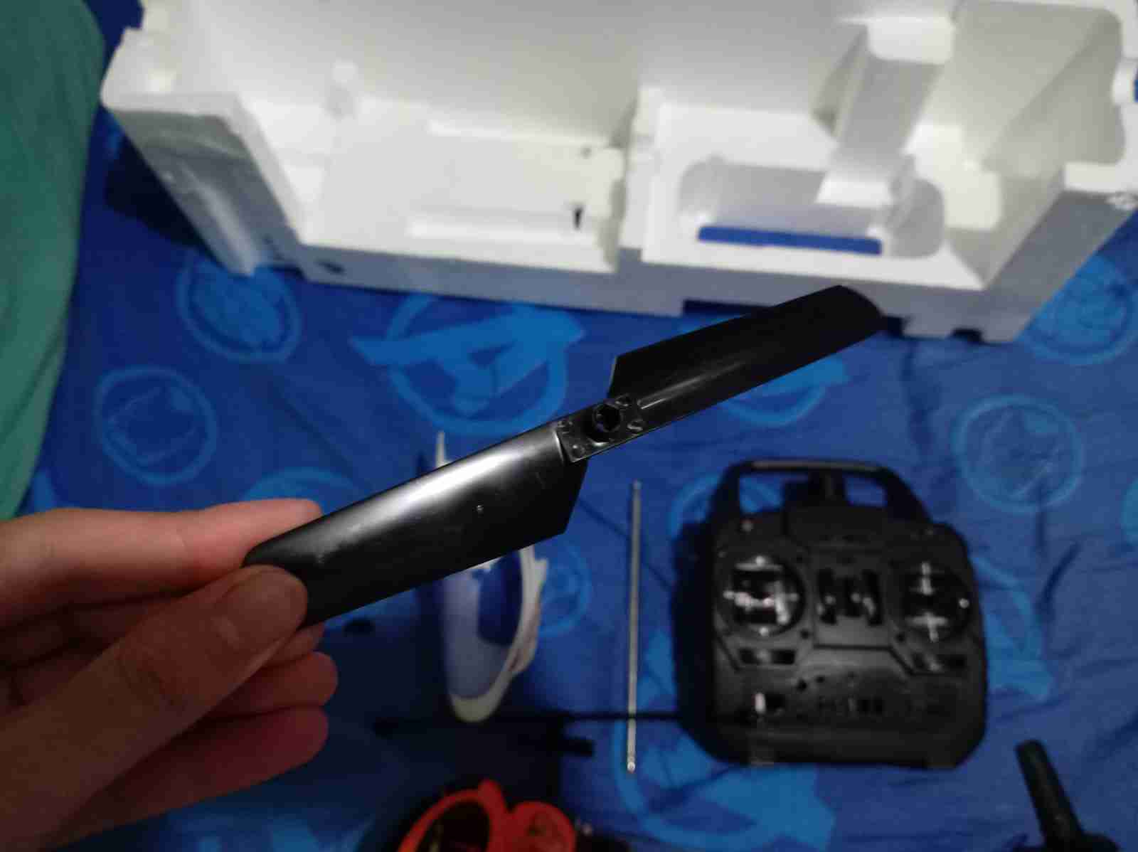 Helicóptero a control remoto con accesorios - miniatura 2