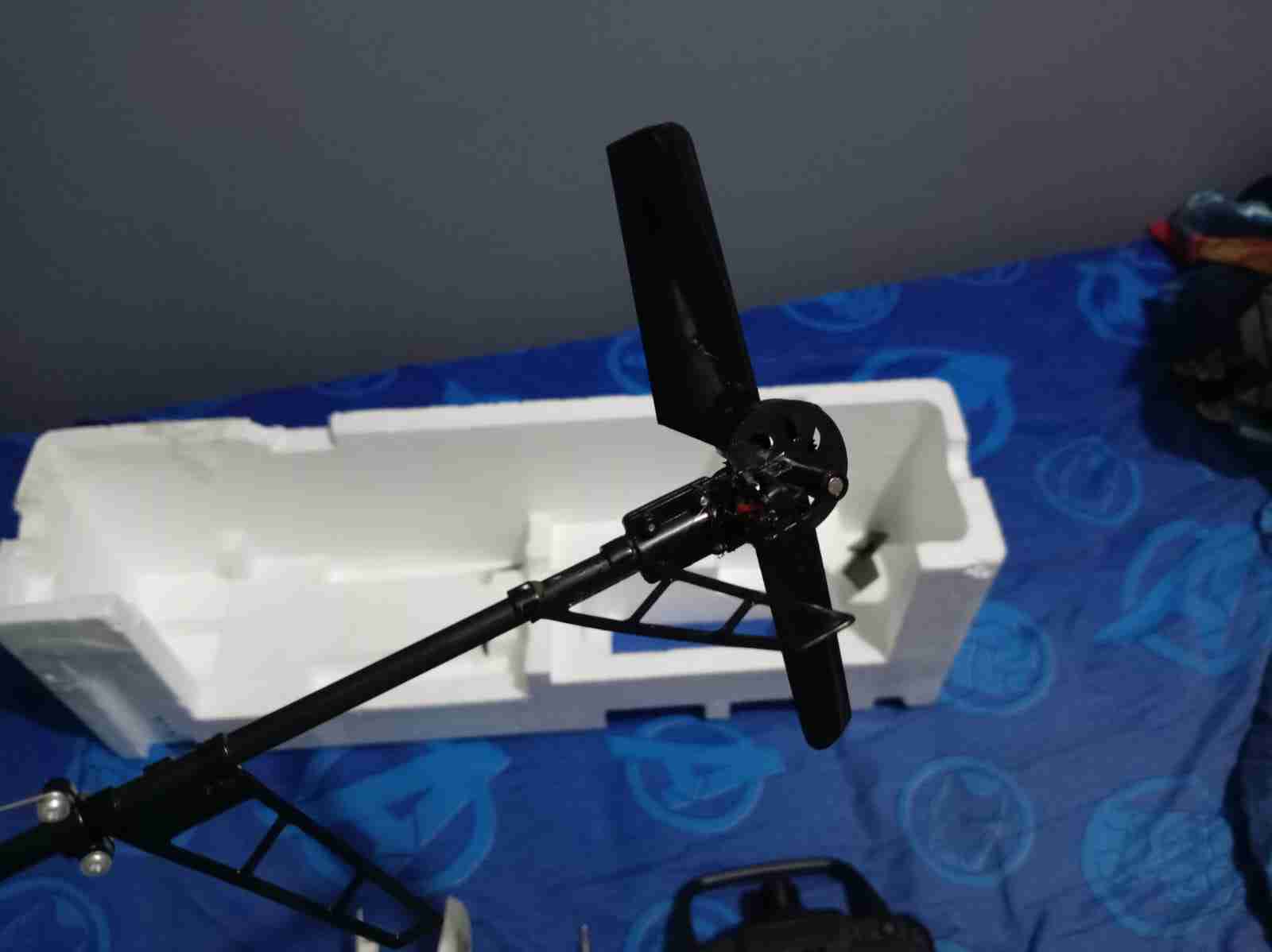 Helicóptero a control remoto con accesorios - miniatura 3
