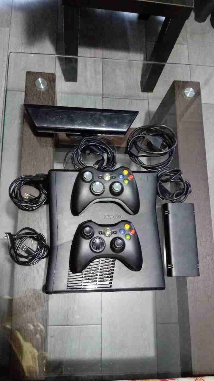 Consola Xbox 360 con mandos y juegos - miniatura 1