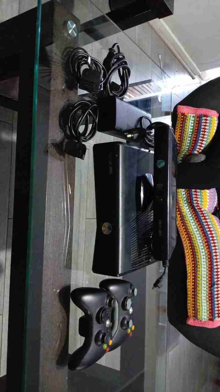 Consola Xbox 360 con mandos y juegos - miniatura 2