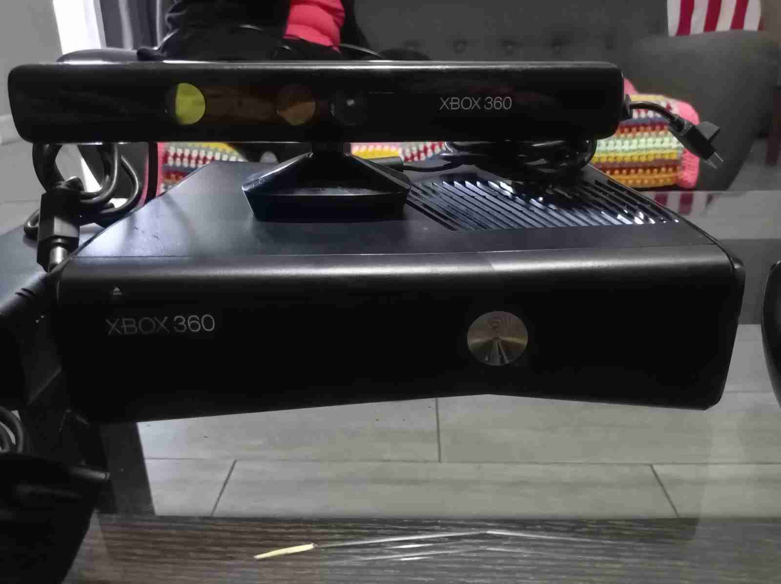 Consola Xbox 360 con mandos y juegos - miniatura 3