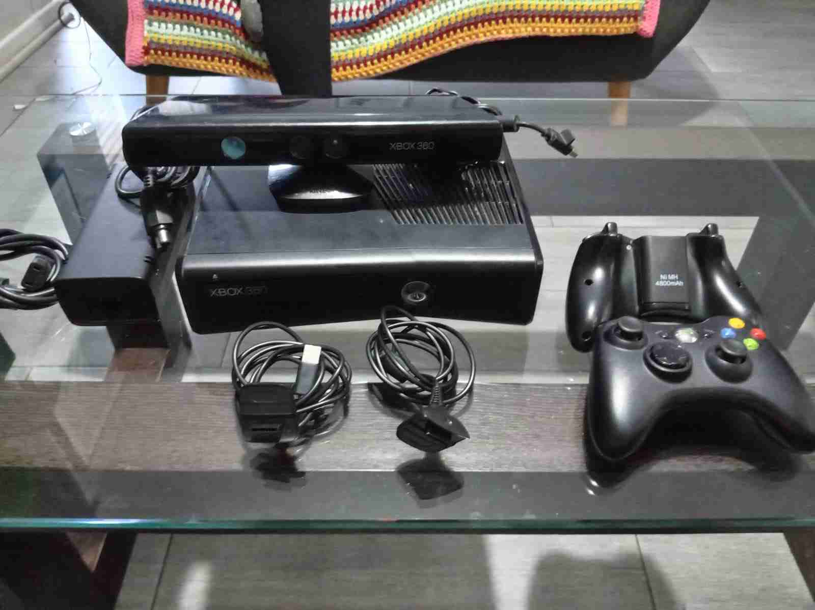 Consola Xbox 360 con mandos y juegos - miniatura 6