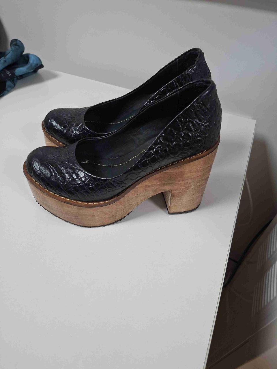 Zapatos de tacón negros texturizados - miniatura 1