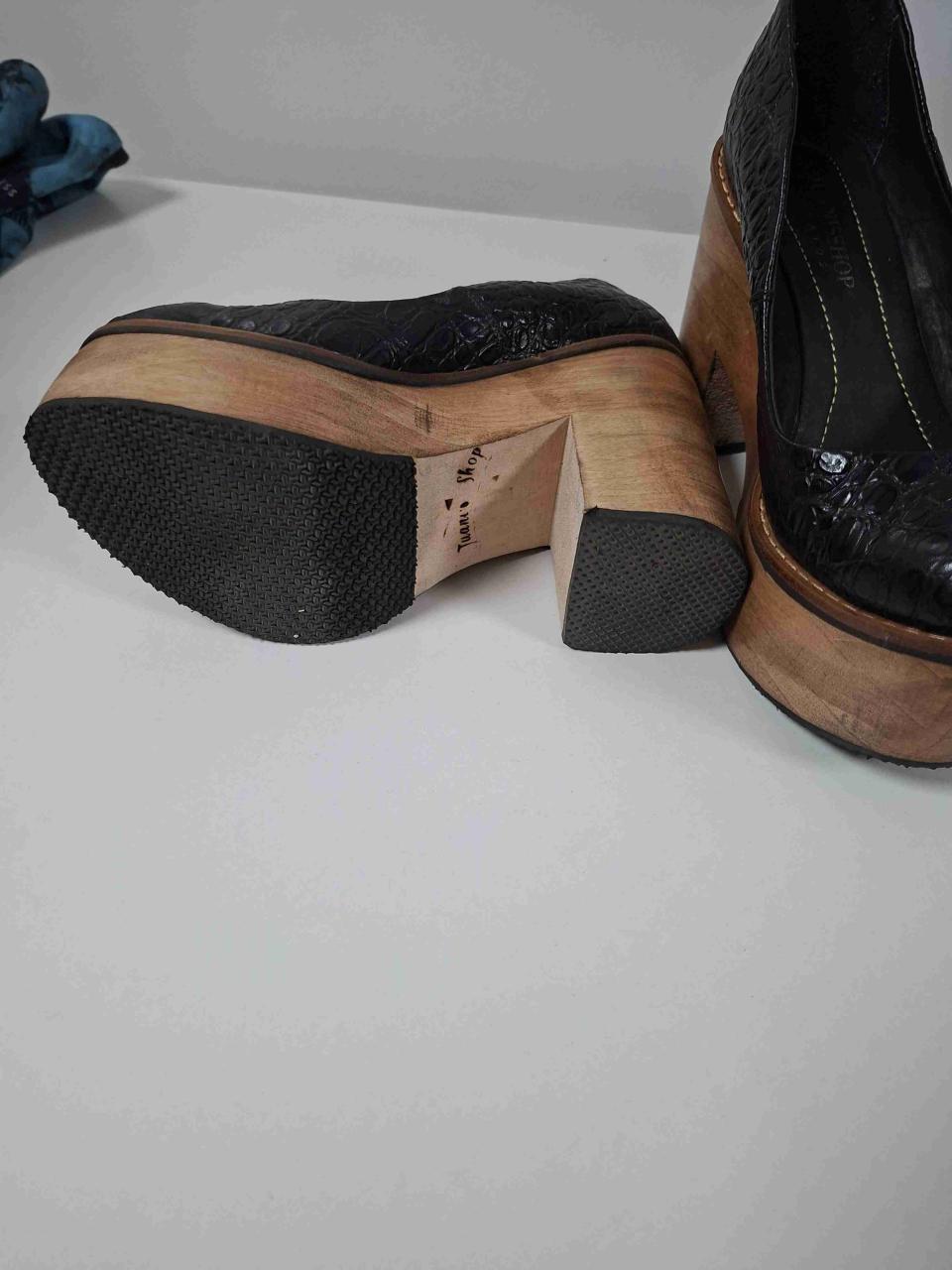 Zapatos de tacón negros texturizados - miniatura 2